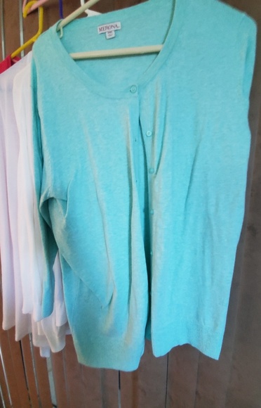 4 button up sweaters. - Picture 3 of 4